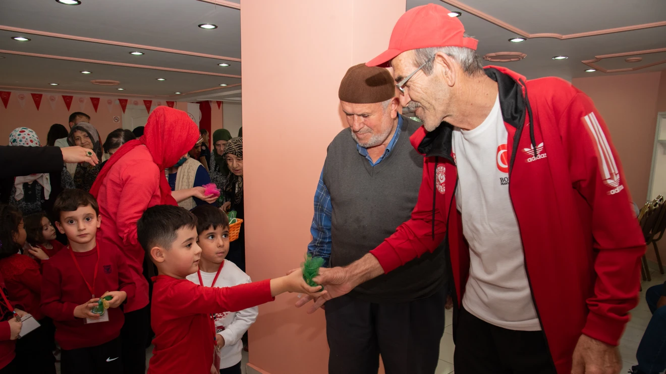 Anaokulu öğrencileri, Dr. İsmail Işık Huzurevi Yaşlı Bakım ve Rehabilitasyon Merkezini ziyaret etti